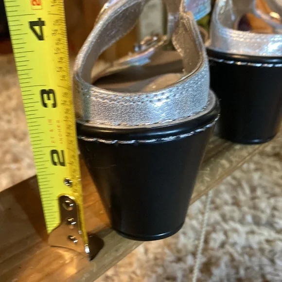 Leather Algeria by PG Lite Silver Sandals, Size  38 (size 8-8.5) - Picture 5 of 12